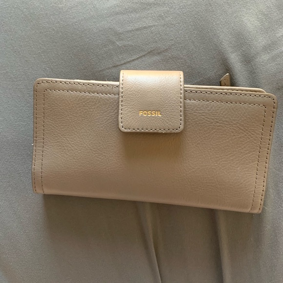 NEW! RFID Blocking Fossil Snap Closure Wallet - Picture 2 of 6